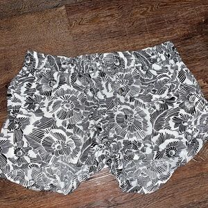 Floral black and white flowy shorts size M Old navy